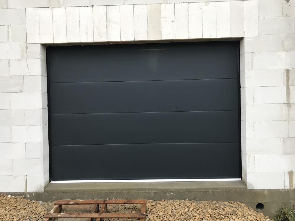 Porte de garage sectionnelle gris anthracite 